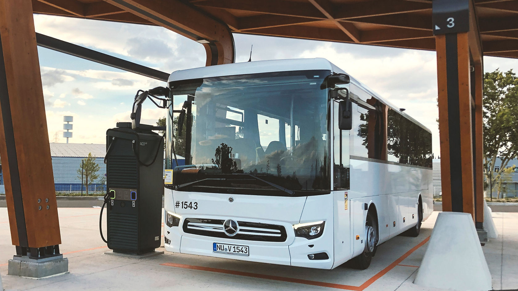 Flere Mercedes-Benz eCitaro elbusser står ved ladeinfrastrukturen i depotet