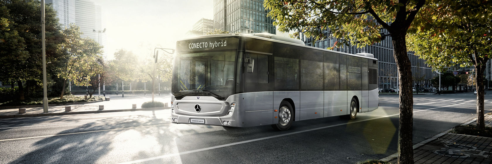 Mercedes-Benz Conecto hibridni gradski autobus u urbanom saobraćaju na dnevnom svetlu