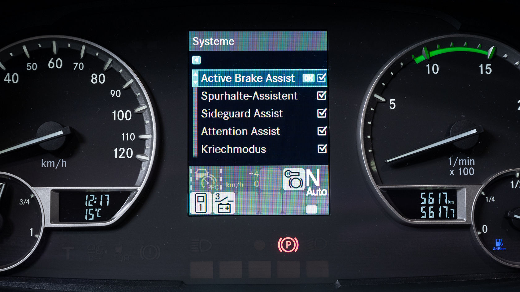 Förarplatsdisplay i en turistbuss med körhjälpssystem: Active Brake Assist, körfältsassistent, Sideguard Assist och ATTENTION Assist