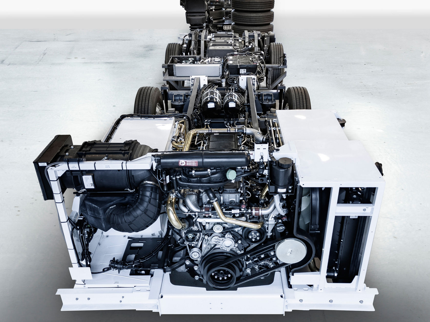 Mercedes‑Benz OC 500 RF Bus‑Fahrgestell mit freiliegendem Motor, Kühlsystem und Anbauteilen, frontale Ansicht in der Werkhalle