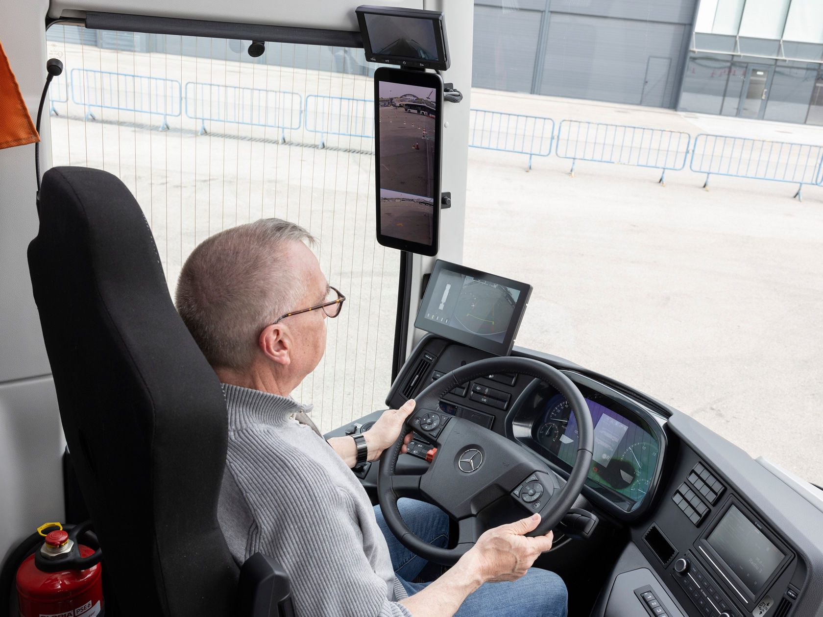 5 advantages of the MirrorCam. | Mercedes-Benz Buses Thailand