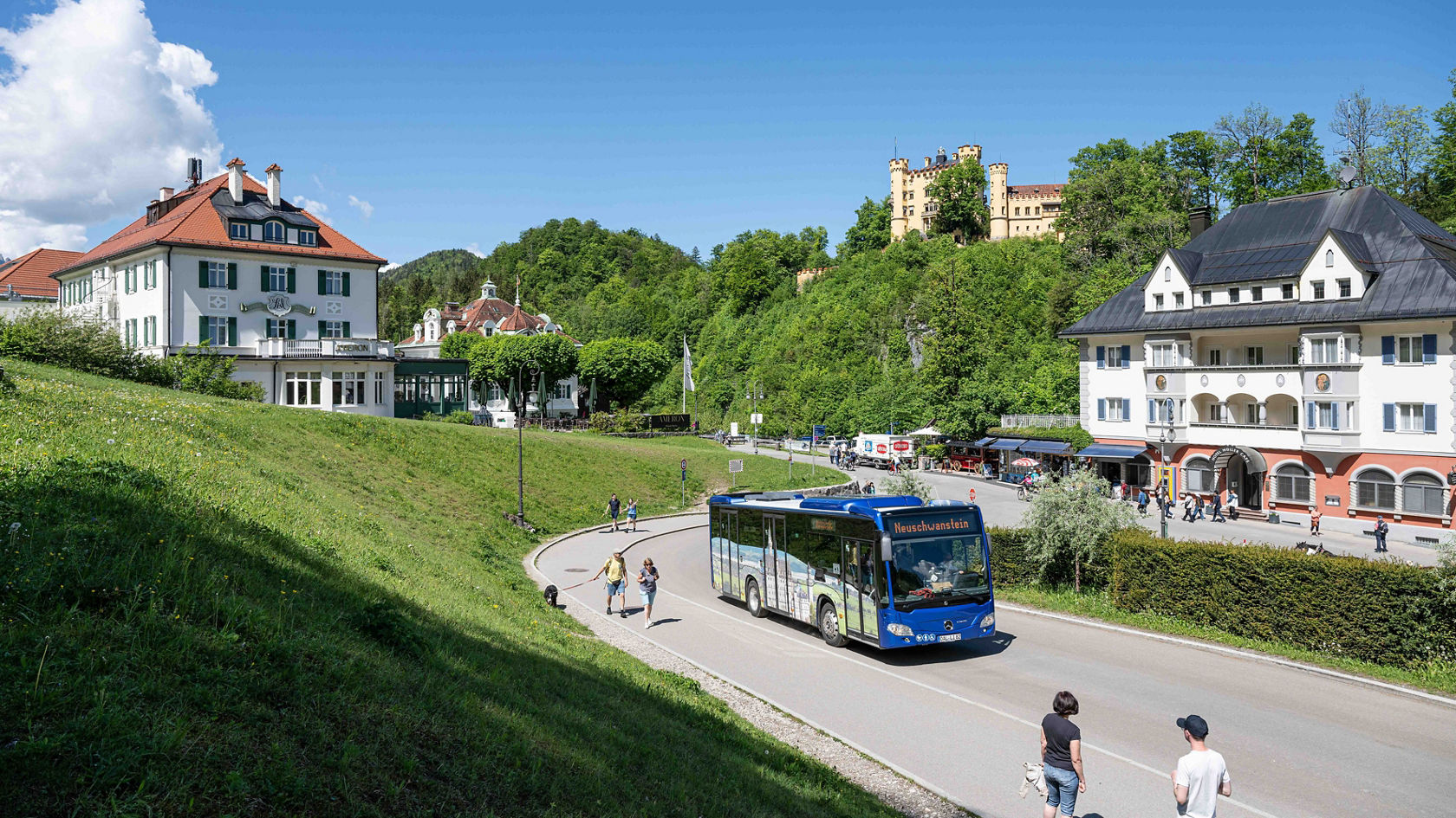 Un bus sur la route du roi des contes de fées.