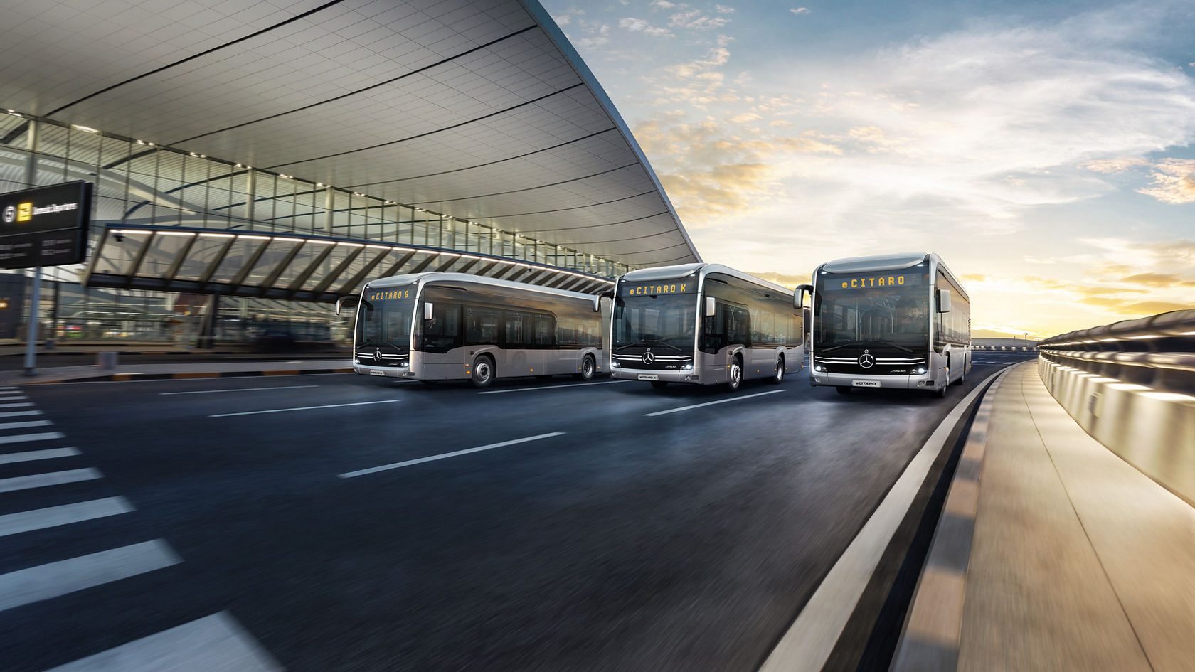 Tre Mercedes-Benz eCitaro bybusser. eCitaro, eCitaro K og eCitaro G kører side om side på en flersporet vej foran moderne terminalarkitektur