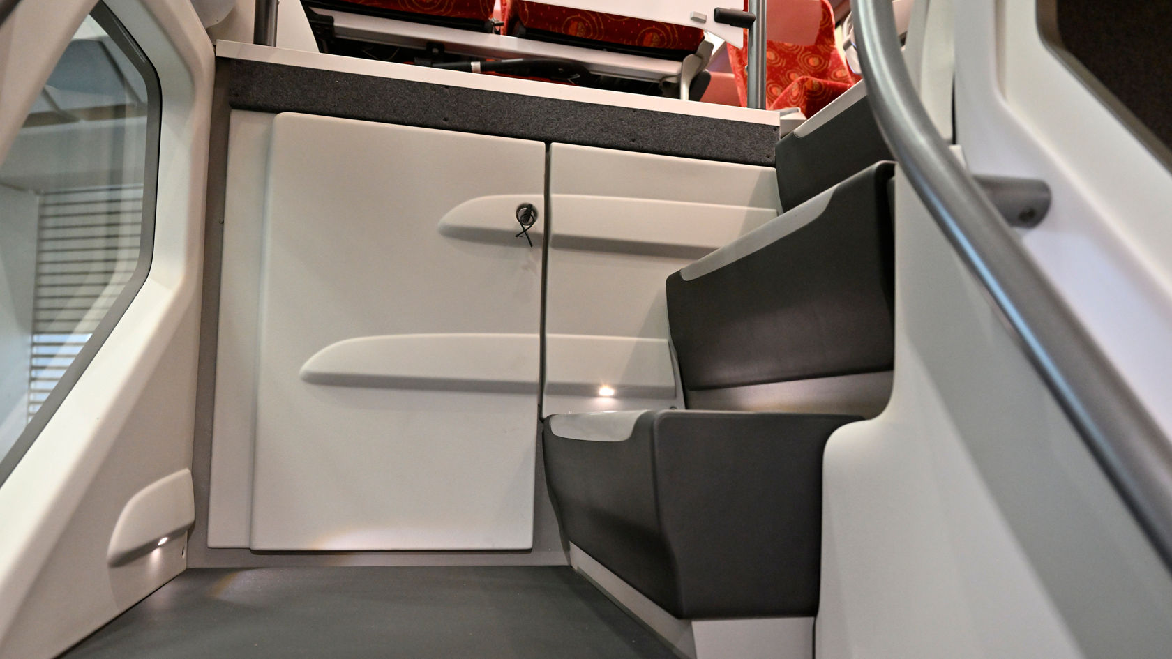 Ansicht des Treppenaufgangs in einem Setra S 531 Doppelstock-Reisebus mit breiten Stufen, Beleuchtung und Haltestange