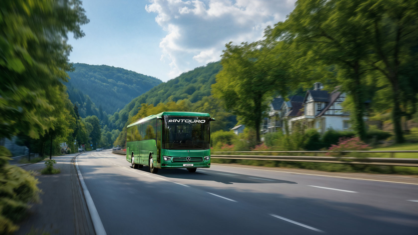 L’autobus interurbain vert Mercedes-Benz eIntouro roule sur une route de campagne à travers une vallée boisée avec des maisons en bordure de route