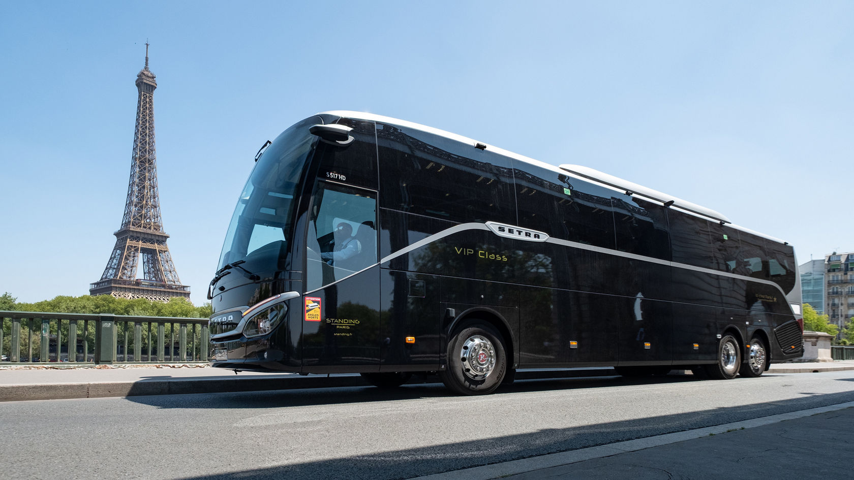 I en premiumbus gennem Paris.