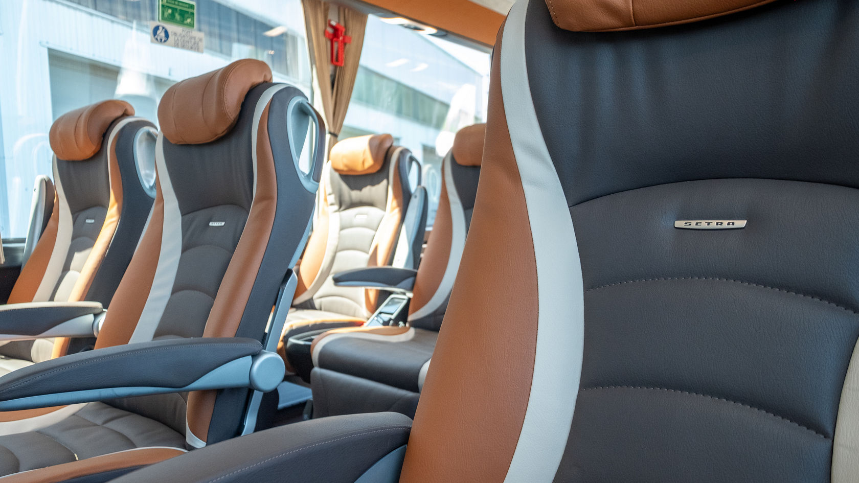 Travelling through Paris on a premium coach. | Setra Buses International