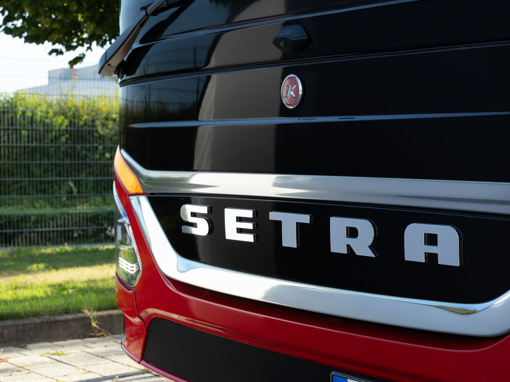 Nahaufnahme der Busfront eines Setra S 531 Doppelstock-Reisebusses mit Setra Schriftzug, Käsbohrer Logo, verchromten Zierleisten und Front-Scheinwerfer