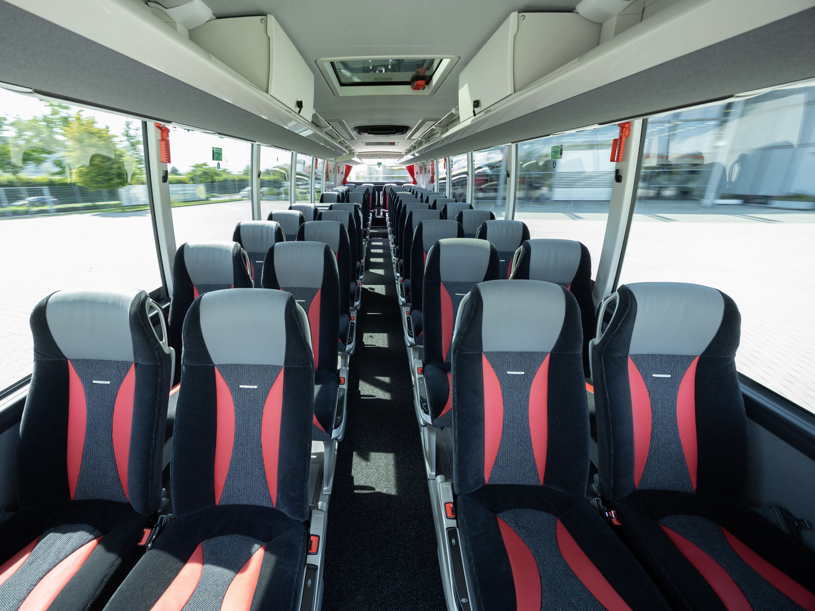 Habitáculo de un autocar Setra ComfortClass con asientos de dos filas, pasillo central, repisas portaequipajes y grandes ventanas panorámicas