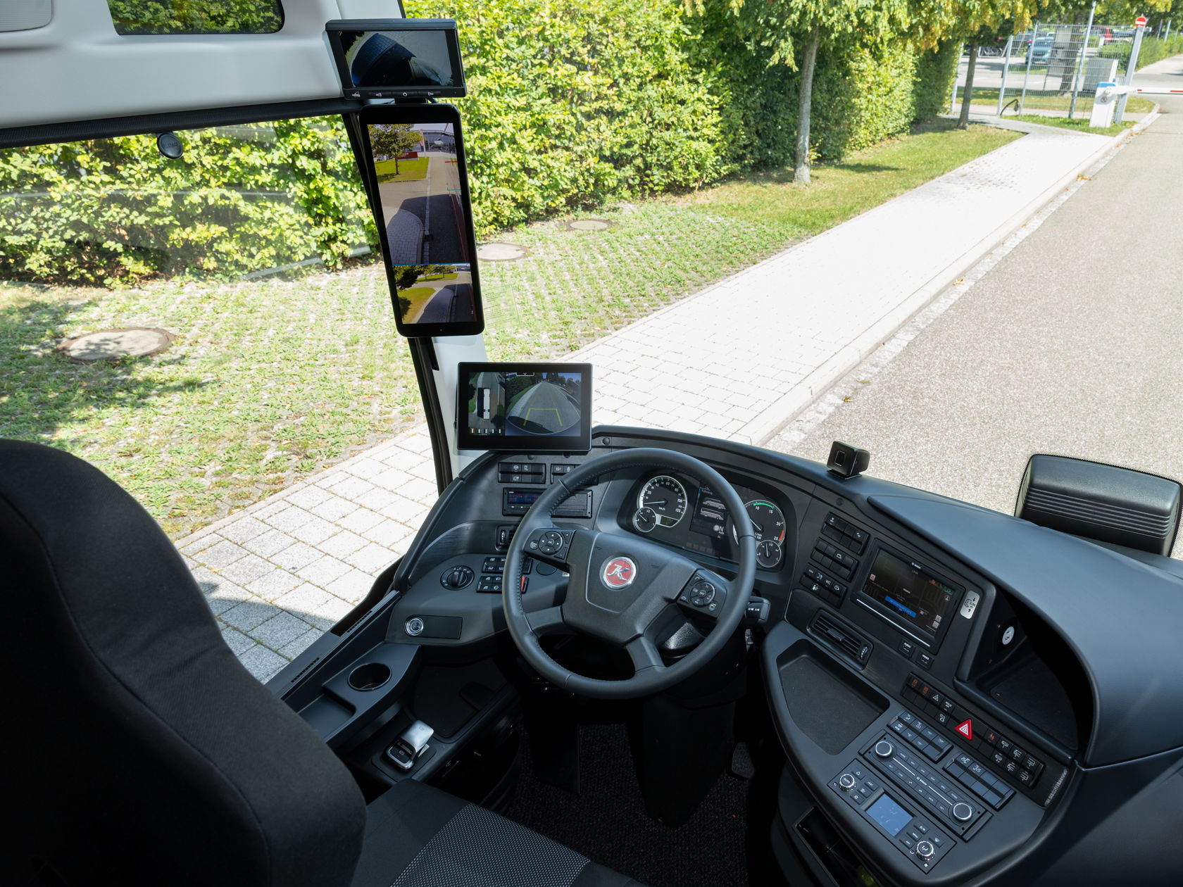 Puesto de conducción Setra ComfortClass con volante, tablero de instrumentos y monitores de la MirrorCam, mirada hacia delante a la carretera