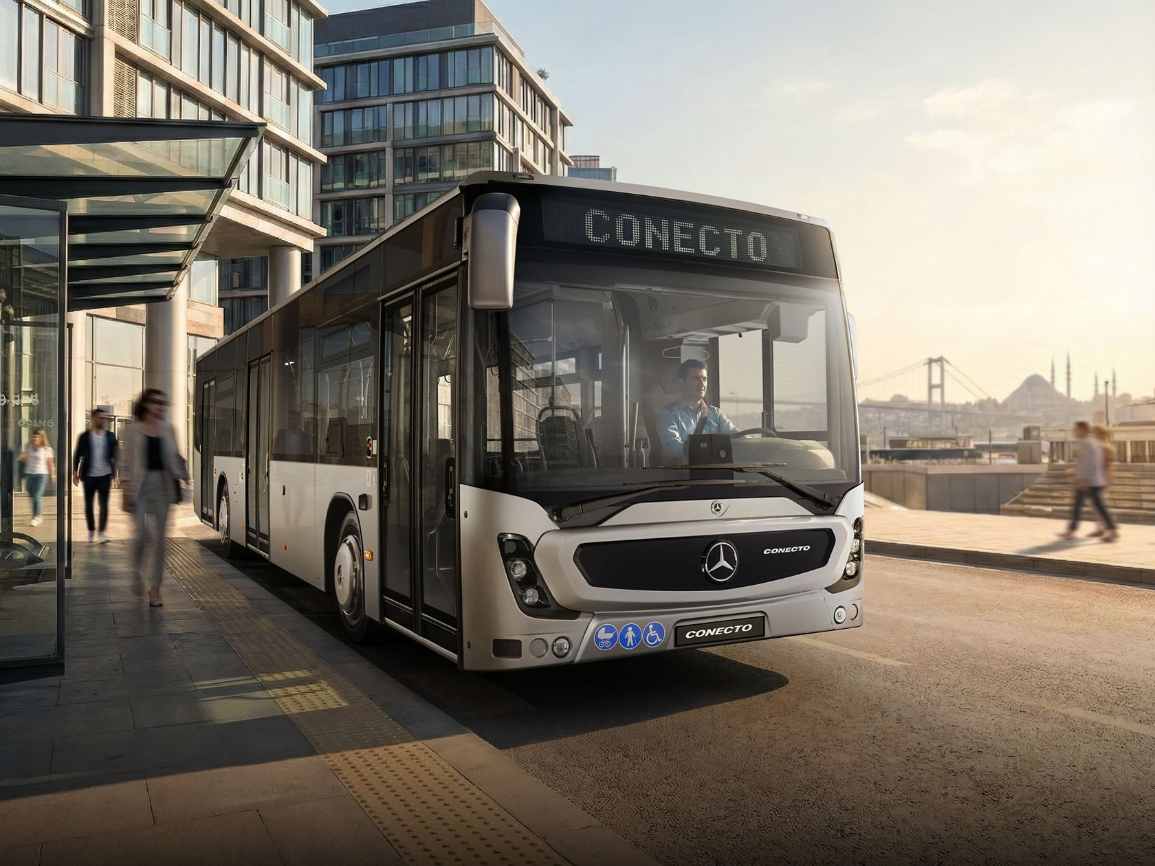Mercedes-Benz Conecto gradski autobus na stanici u urbanom okruženju