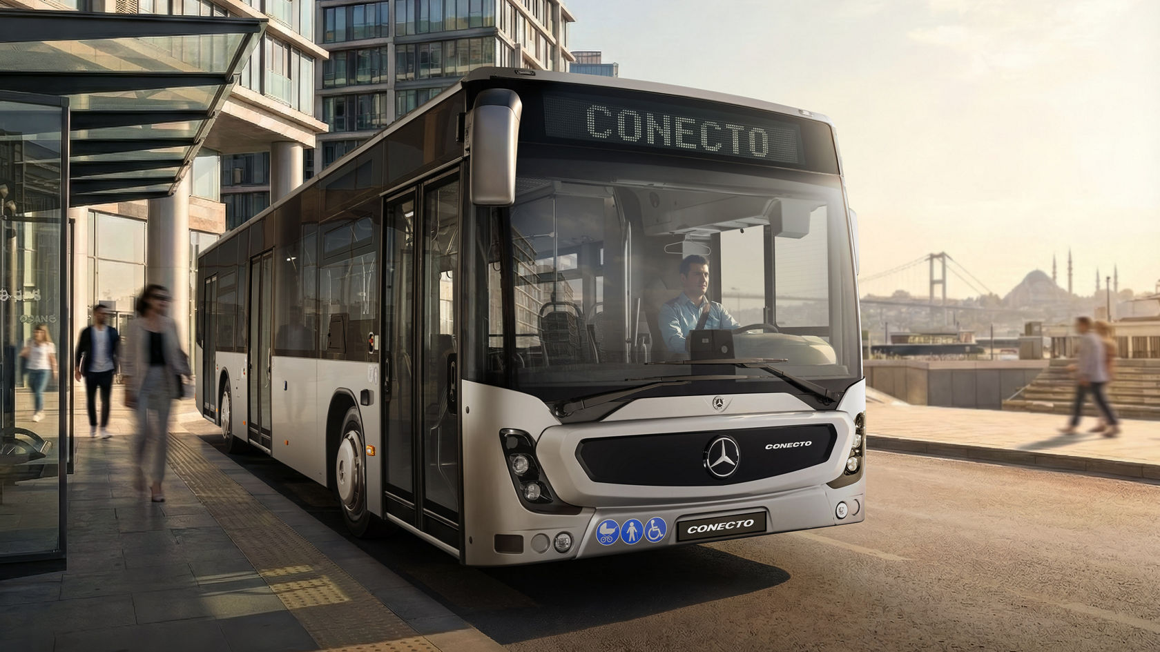 Mercedes-Benz Conecto Stadtbus an Haltestelle vor modernen Bürogebäuden, Fahrgäste laufen entlang der Haltestelle