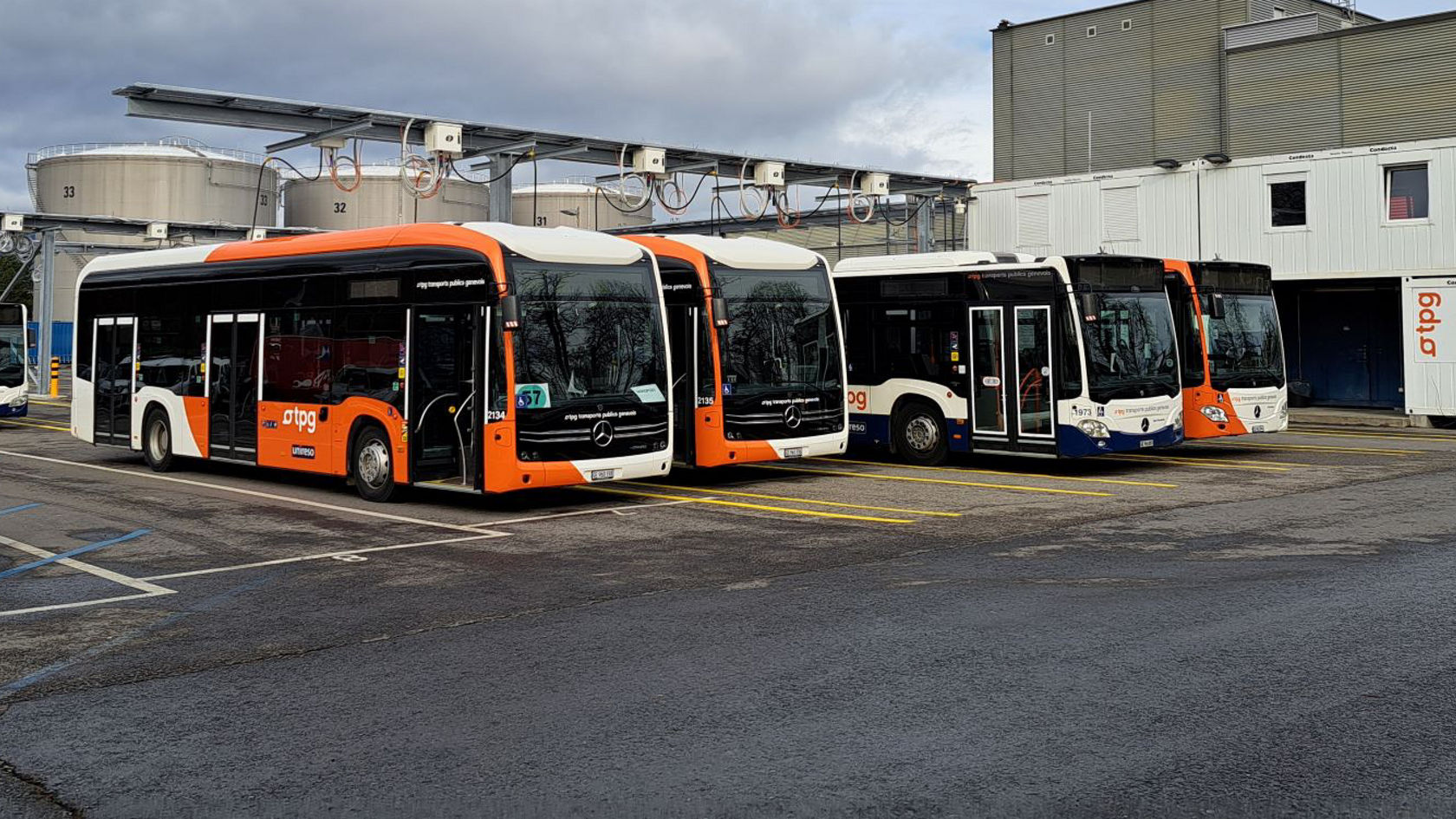 Mercedes‑Benz Stadtbusse auf einem Betriebshof vor Industrieanlagen; moderne Elektro‑ und Stadtbusmodelle der TPG im Einsatz für den öffentlichen Personennahverkehr.