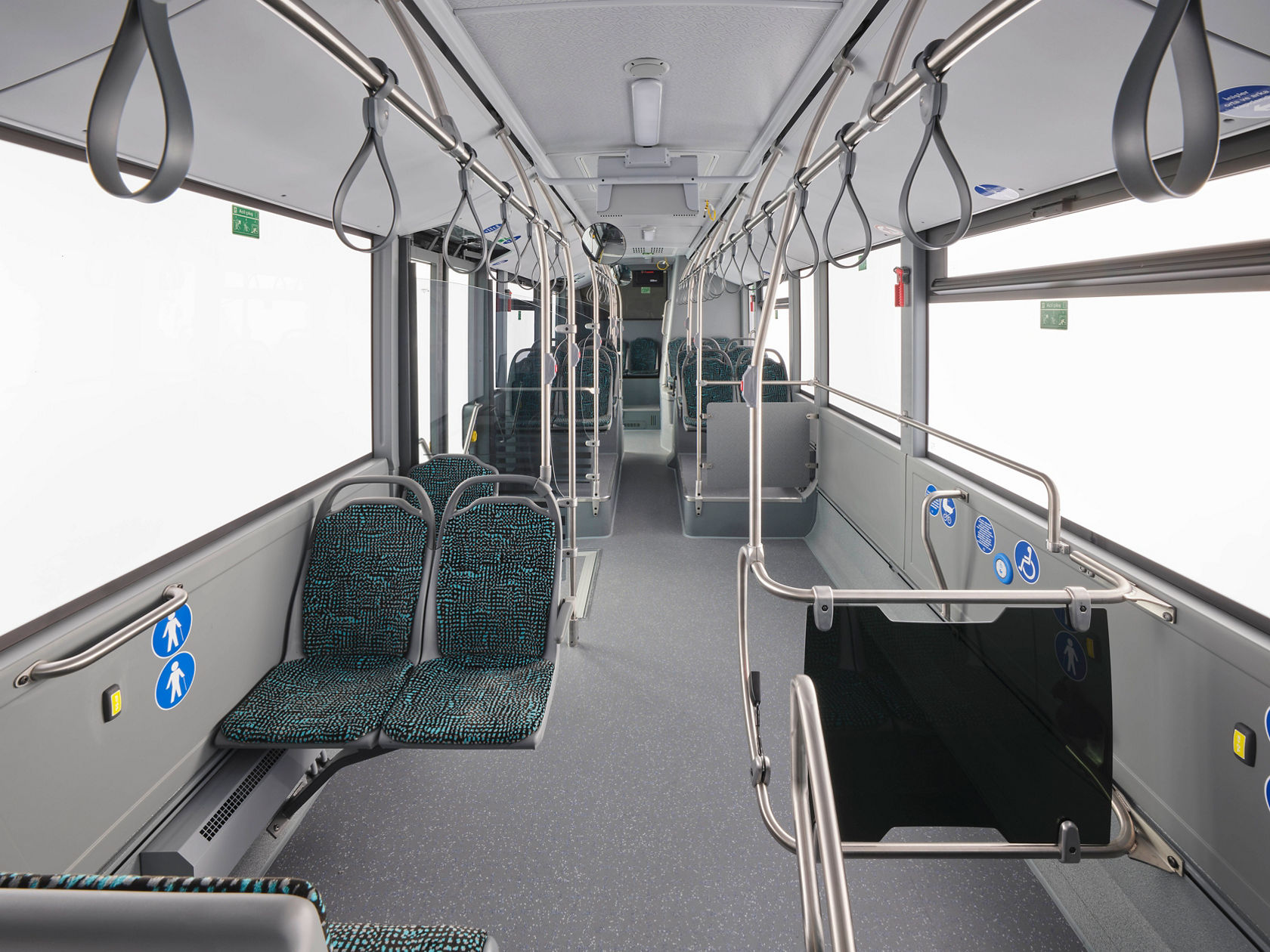 Unutrašnji prostor Mercedes-Benz Conecto gradskog autobusa sa višenamenskim prostorom za invalidska kolica i dečja kolica.