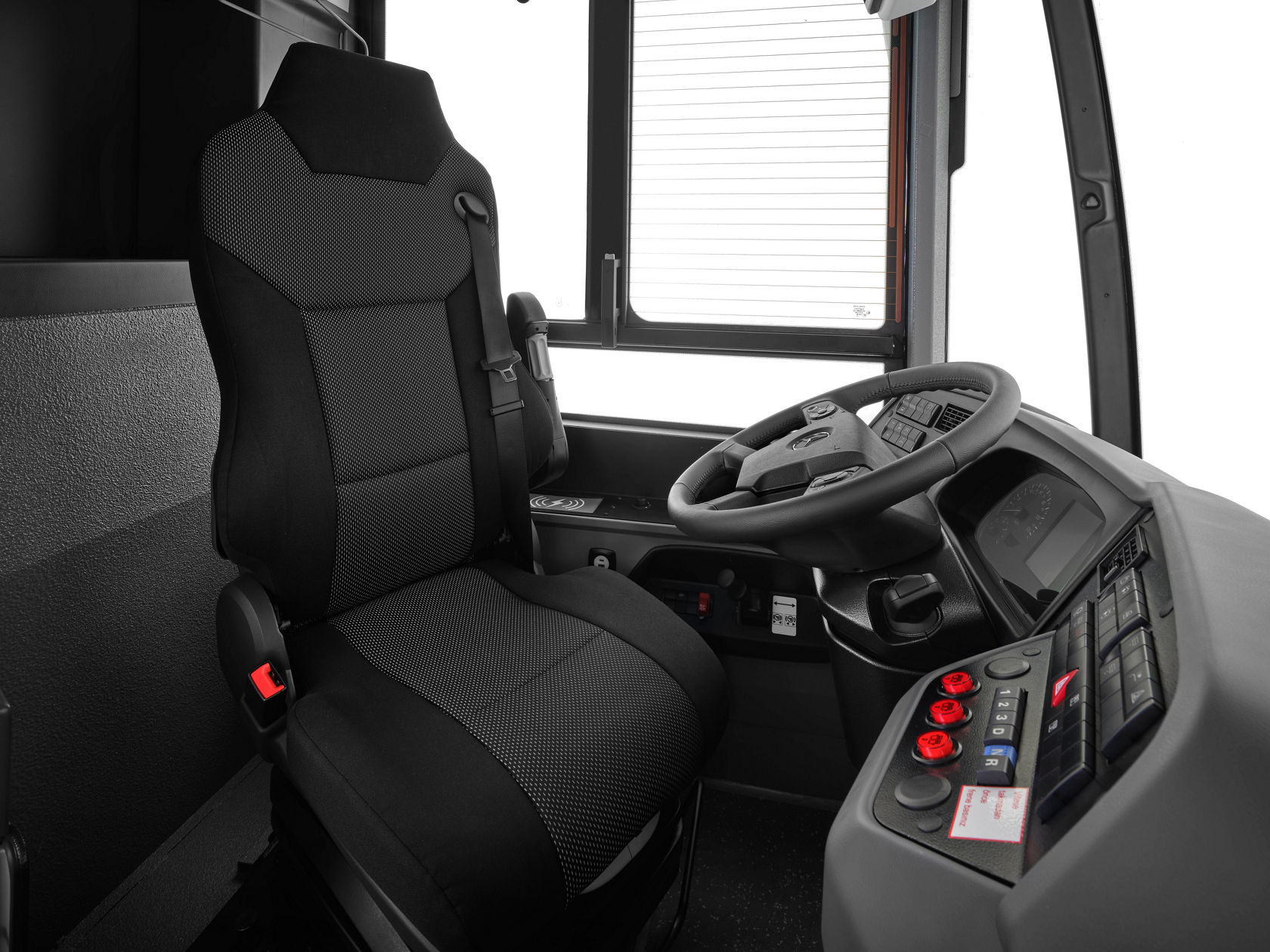 Radno mesto vozača u Mercedes-Benz Conecto gradskom autobusu sa ergonomskim sedištem, upravljačkim kolesom i kontrolnim poljem