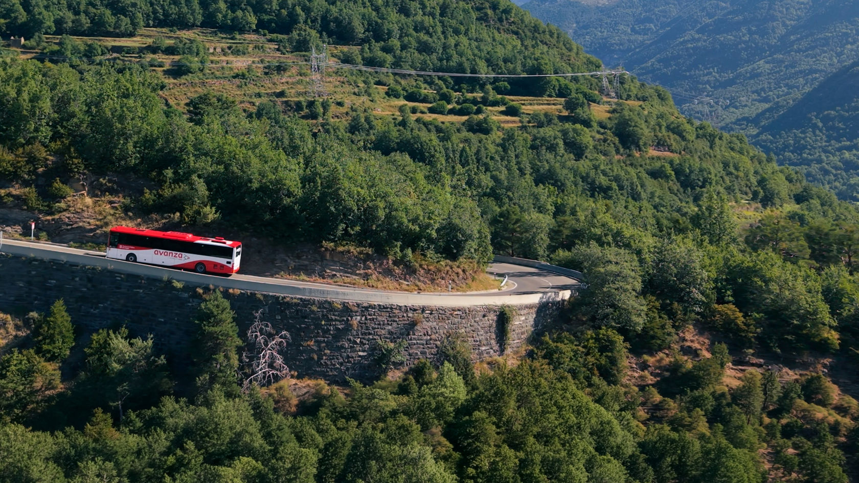 Mercedes-Benz Überlandbus Intouro im Überlandverkehr auf Bergstraße.