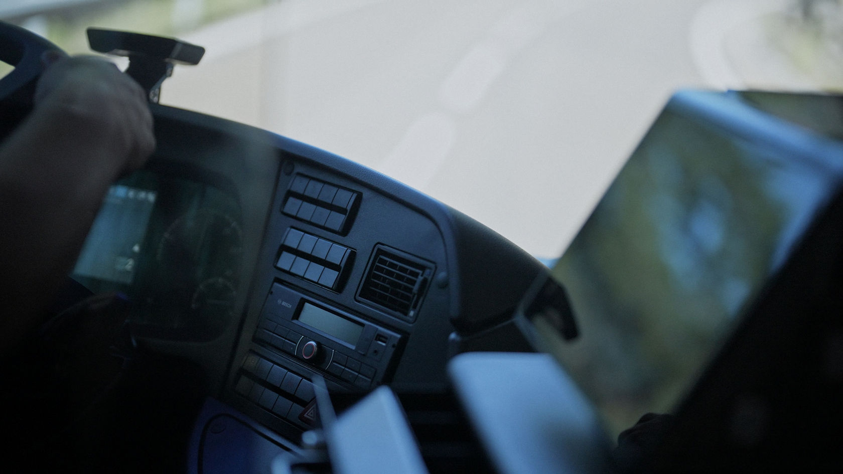 Blick auf den Fahrerarbeitsplatz des Mercedes-Benz Bus Intouro mit modernem Cockpit für eine komfortable und sichere Bedienung.