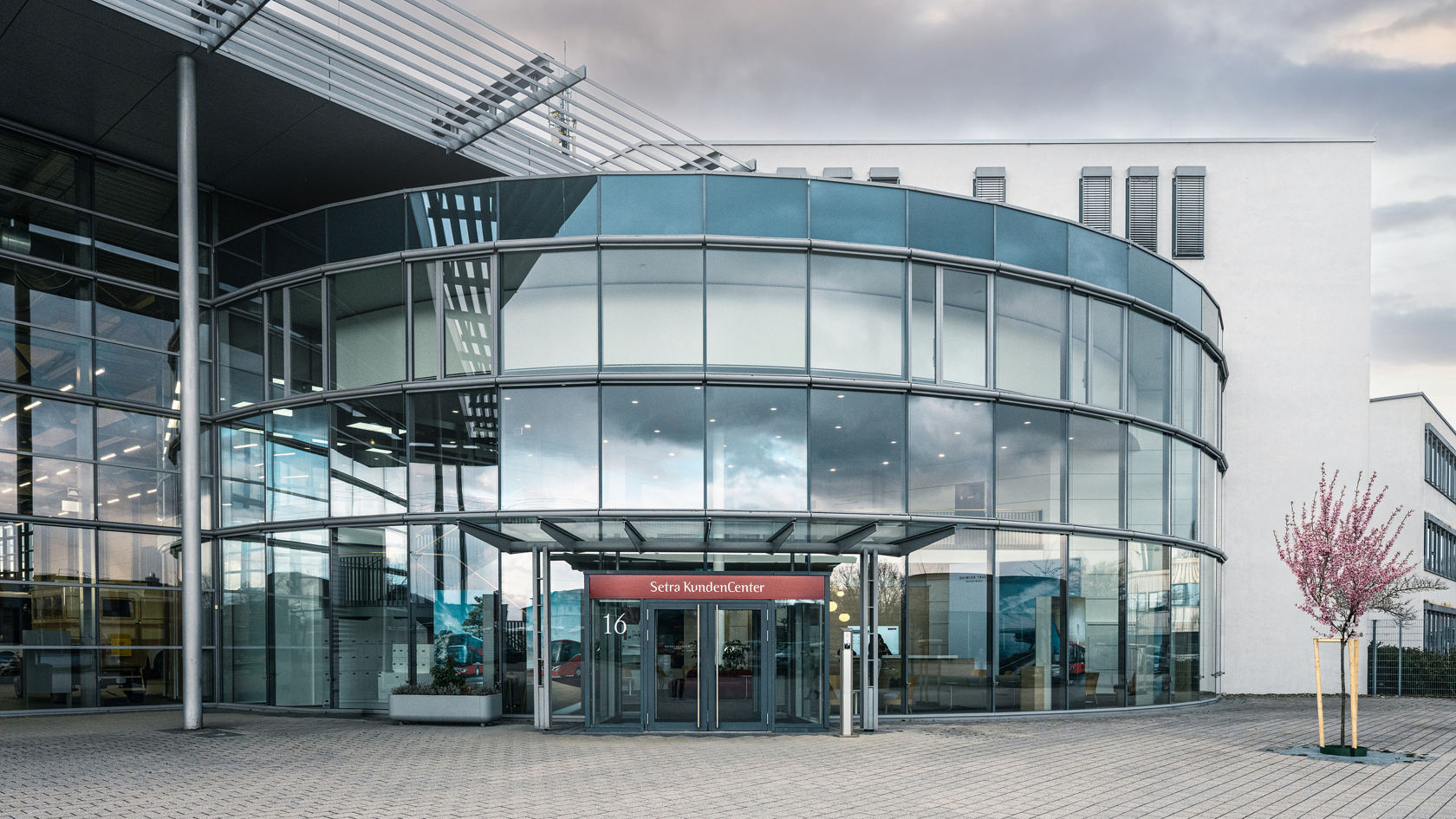 Entrance area of the Setra Customer Centre with modern architecture and transparent glass facade.