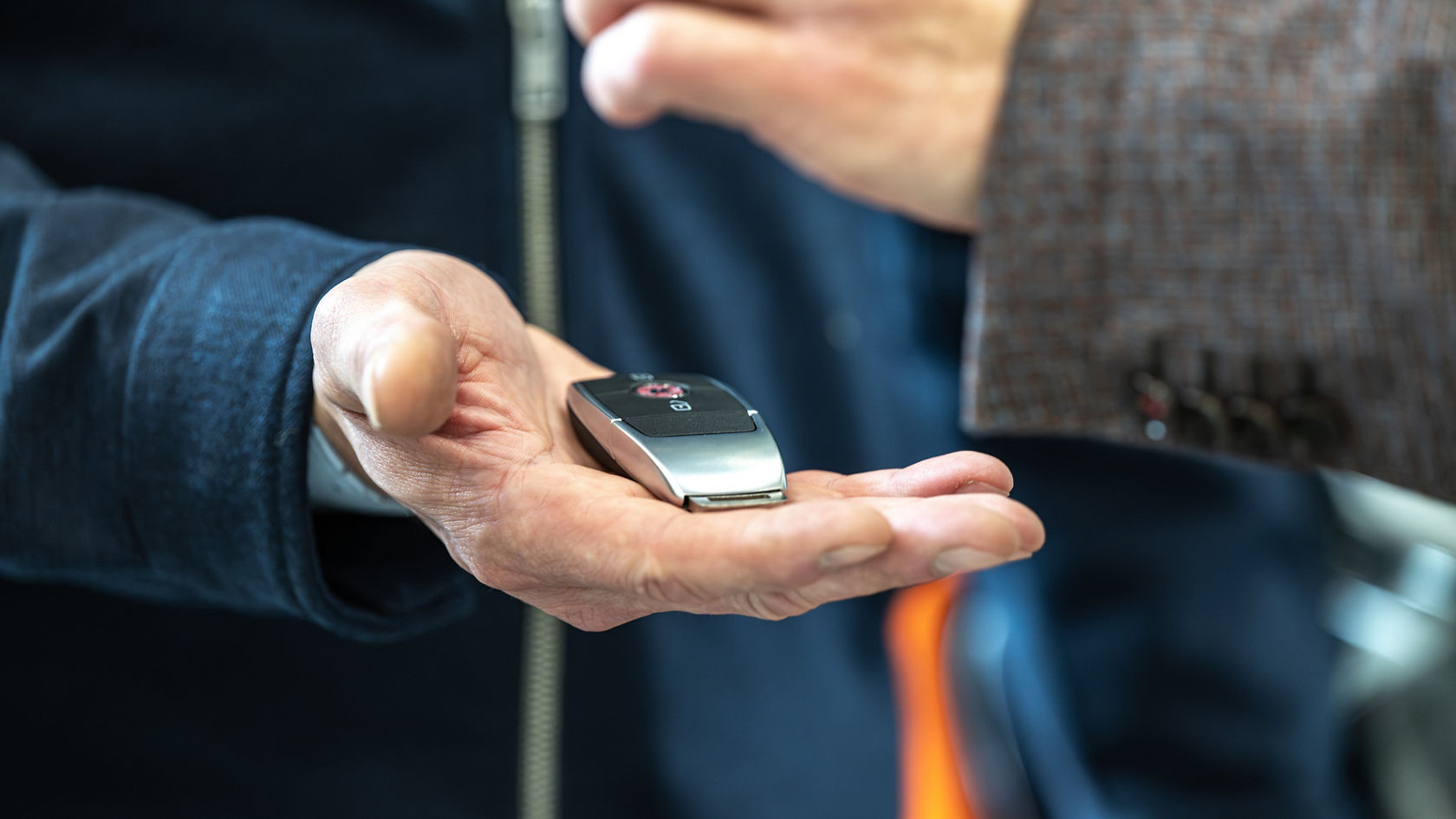 Primo piano della consegna di una chiave di un autobus da turismo Setra, la chiave è visibile in una mano aperta
