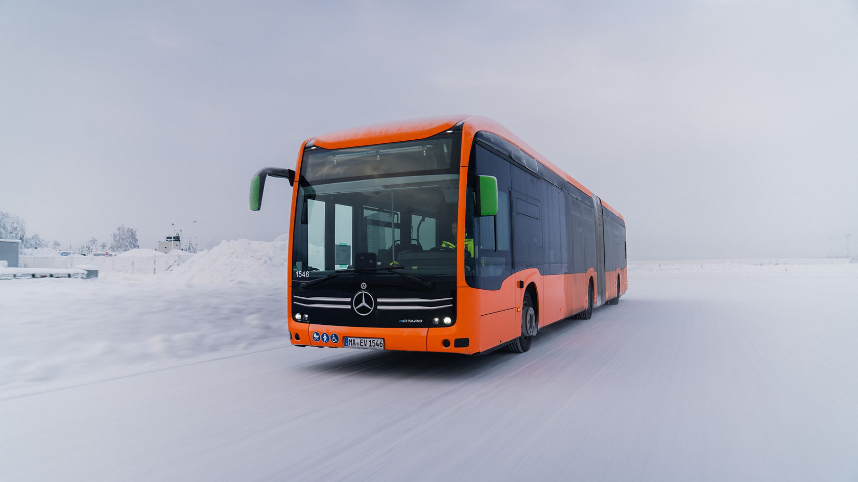 Autobus articulé Mercedes-Benz eCitaro roulant sur une piste d’essai enneigée, vue avant