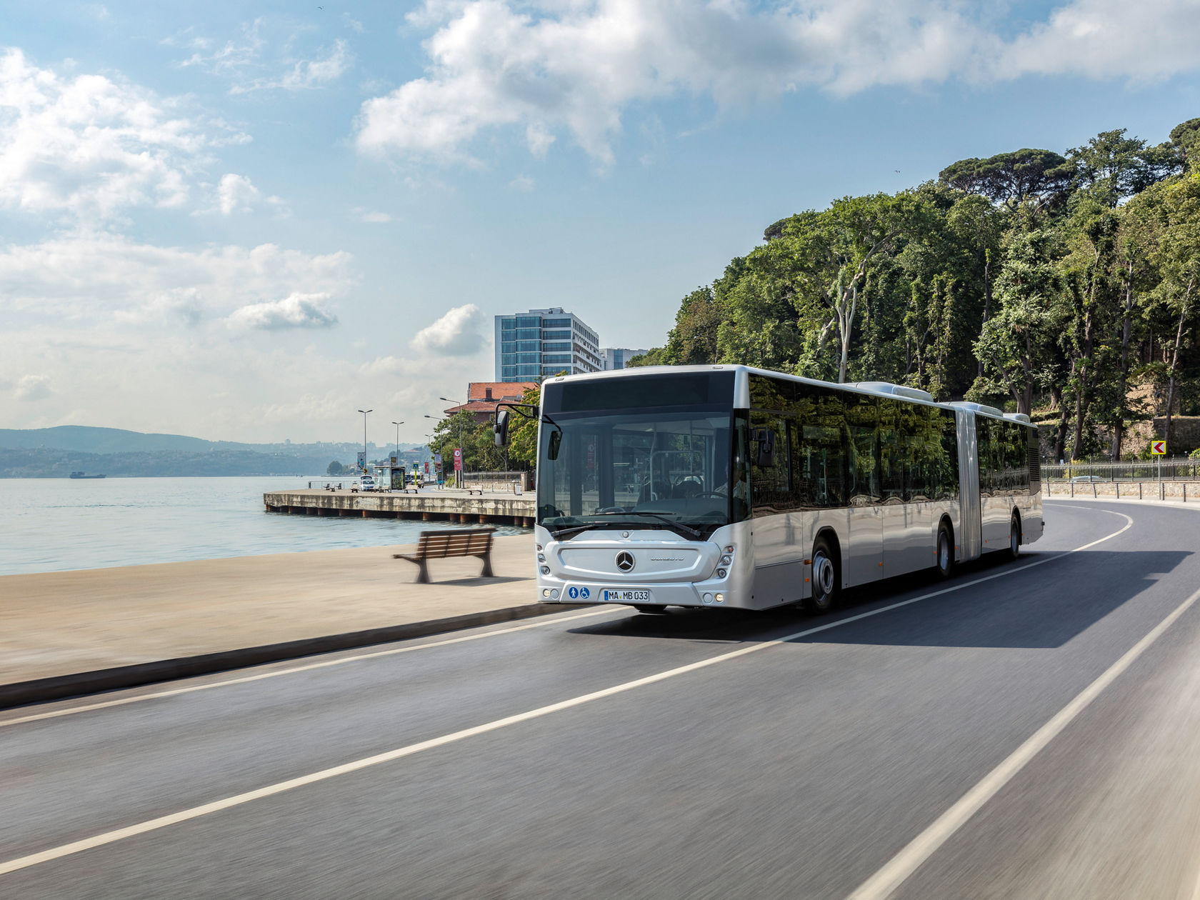 Gradski autobus Mercedes-Benz Conecto putuje ulicom duž urbane obale.