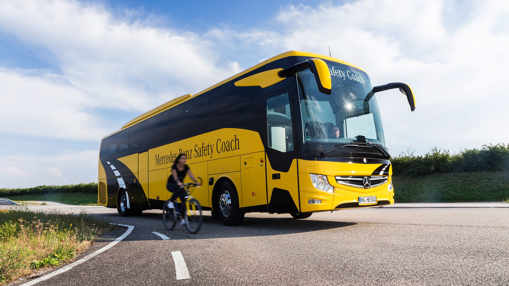 Mercedes-Benz Tourismo: The classic touring coach turns 30. | Mercedes ...