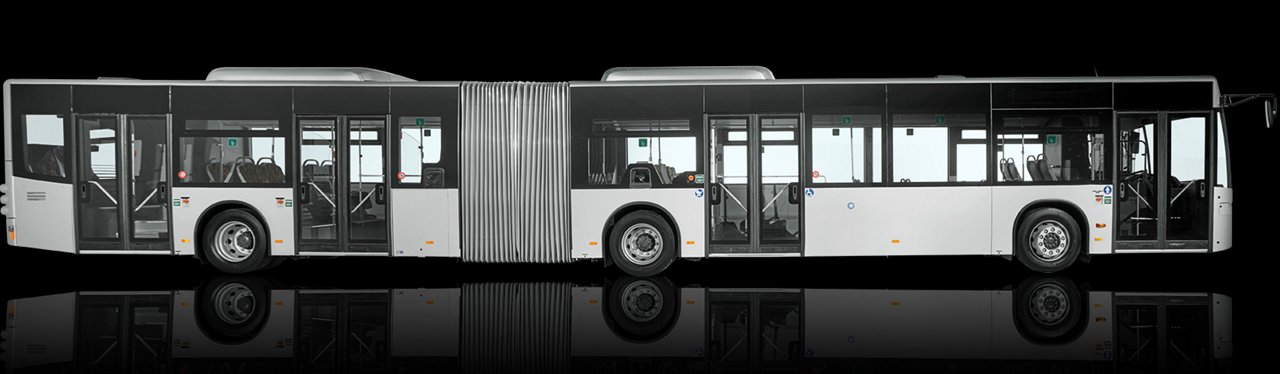 Bočni pogled na Mercedes-Benz Conecto zglobni gradski autobus sa srednjim zglobom, velikim prozorima i prostorom za putnike bez barijera.