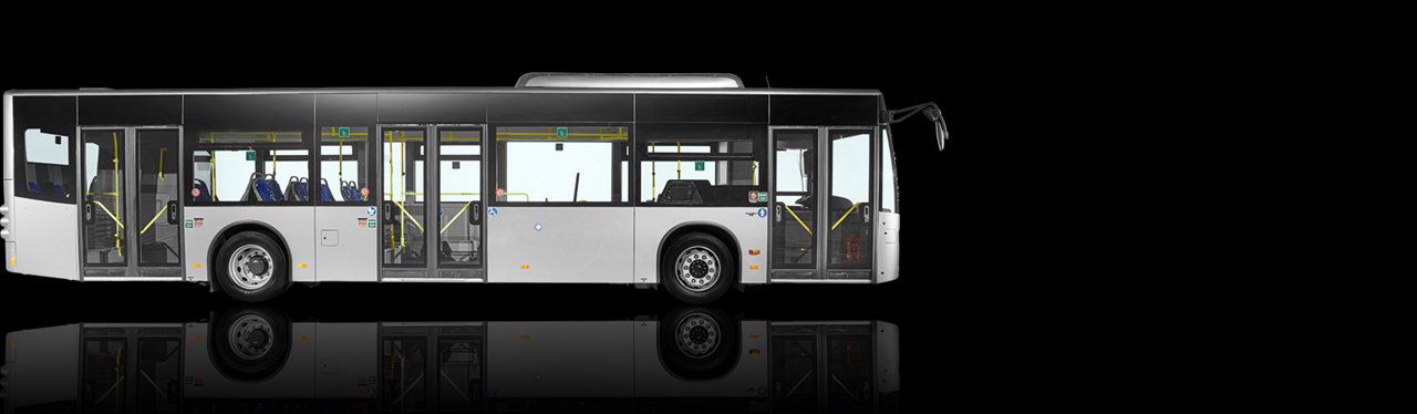 Bočni pogled na Mercedes-Benz Conecto gradski autobus sa velikim prozorima, više vrata i prostorom za putnike bez barijera.