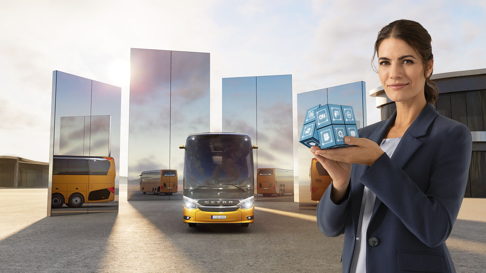Setra Reisebus vor Spiegelpaneelen; im Vordergrund hält eine Businessfrau ein Icon‑Würfelmodell für digitale Services