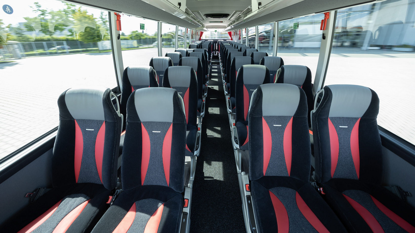 Interior de um autocarro rodoviário Setra ComfortClass com bancos de duas filas, corredor central, bagageiras de teto e grandes janelas panorâmicas