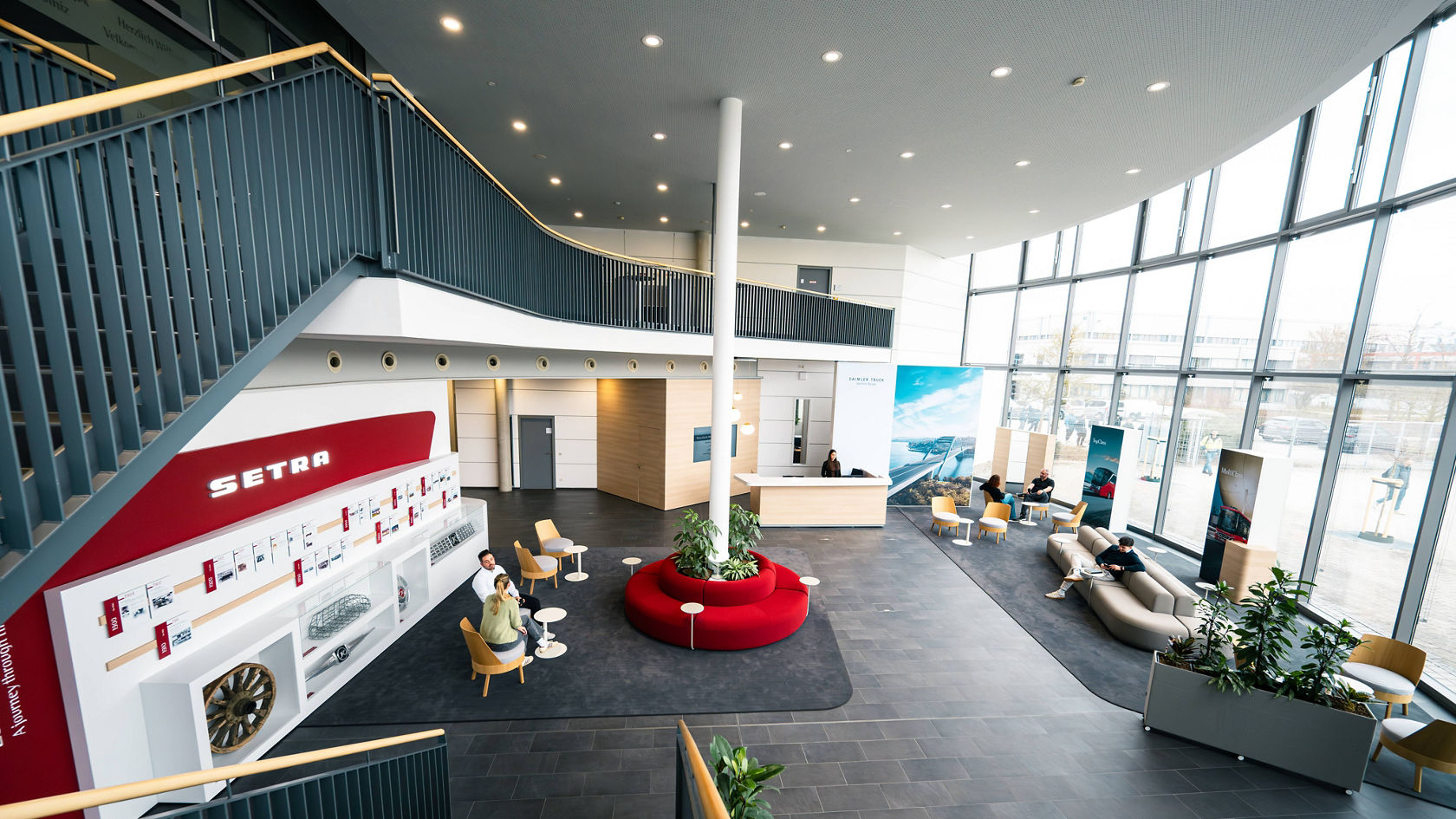 Centro Clienti Setra di Neu-Ulm, hall luminosa con reception, gruppi di sedili, parete informativa e grande vetratura