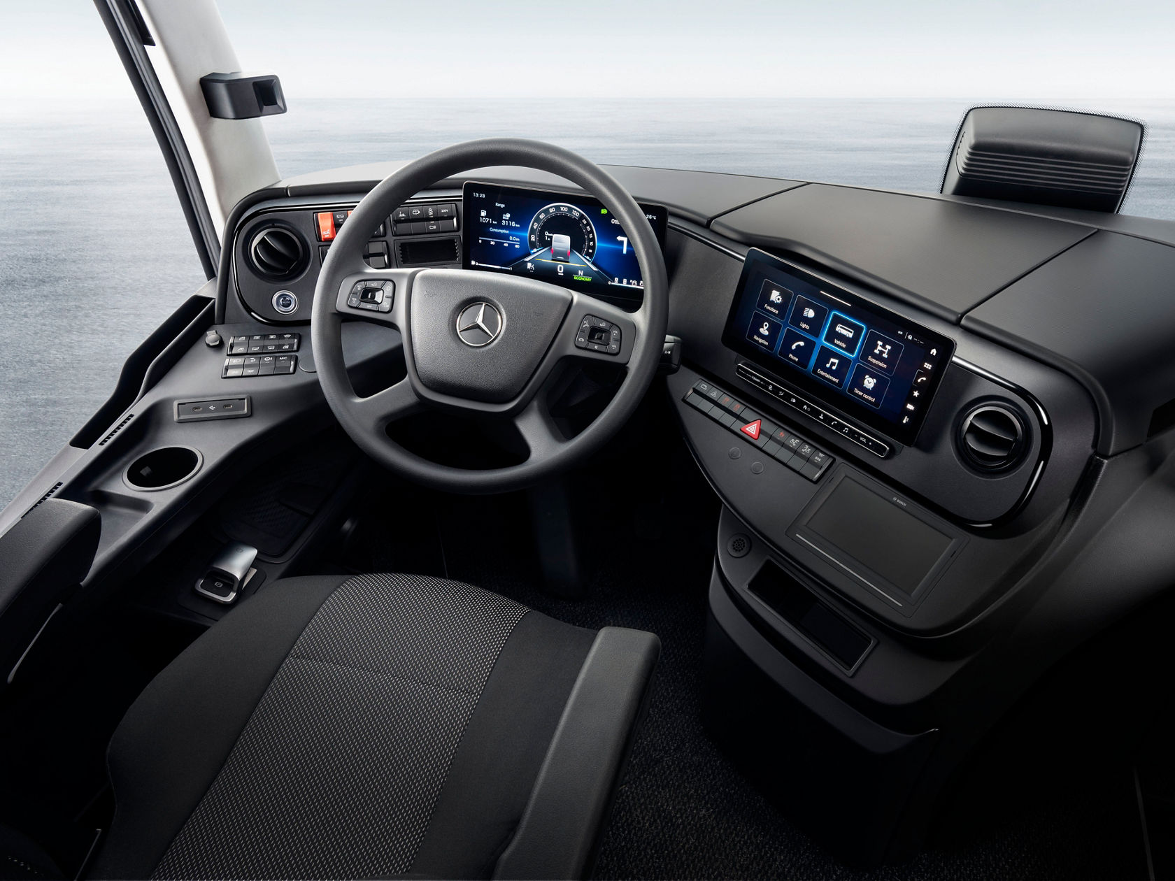 Fahrerarbeitsplatz im Mercedes‑Benz Tourismo Reisebus mit Lenkrad, digitalem Kombiinstrument und zentralem Touchdisplay im Cockpit