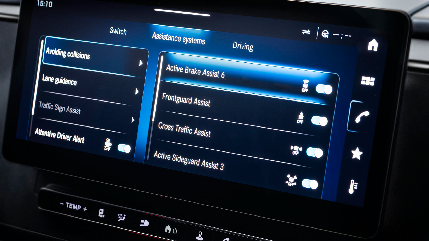 Affichage de l’écran tactile dans l’autocar de tourisme Daimler Buses avec systèmes d’aide à la conduite, dont Active Brake Assist 6, Frontguard Assist, Active Cross Traffic Assist et Active Sideguard Assist 3