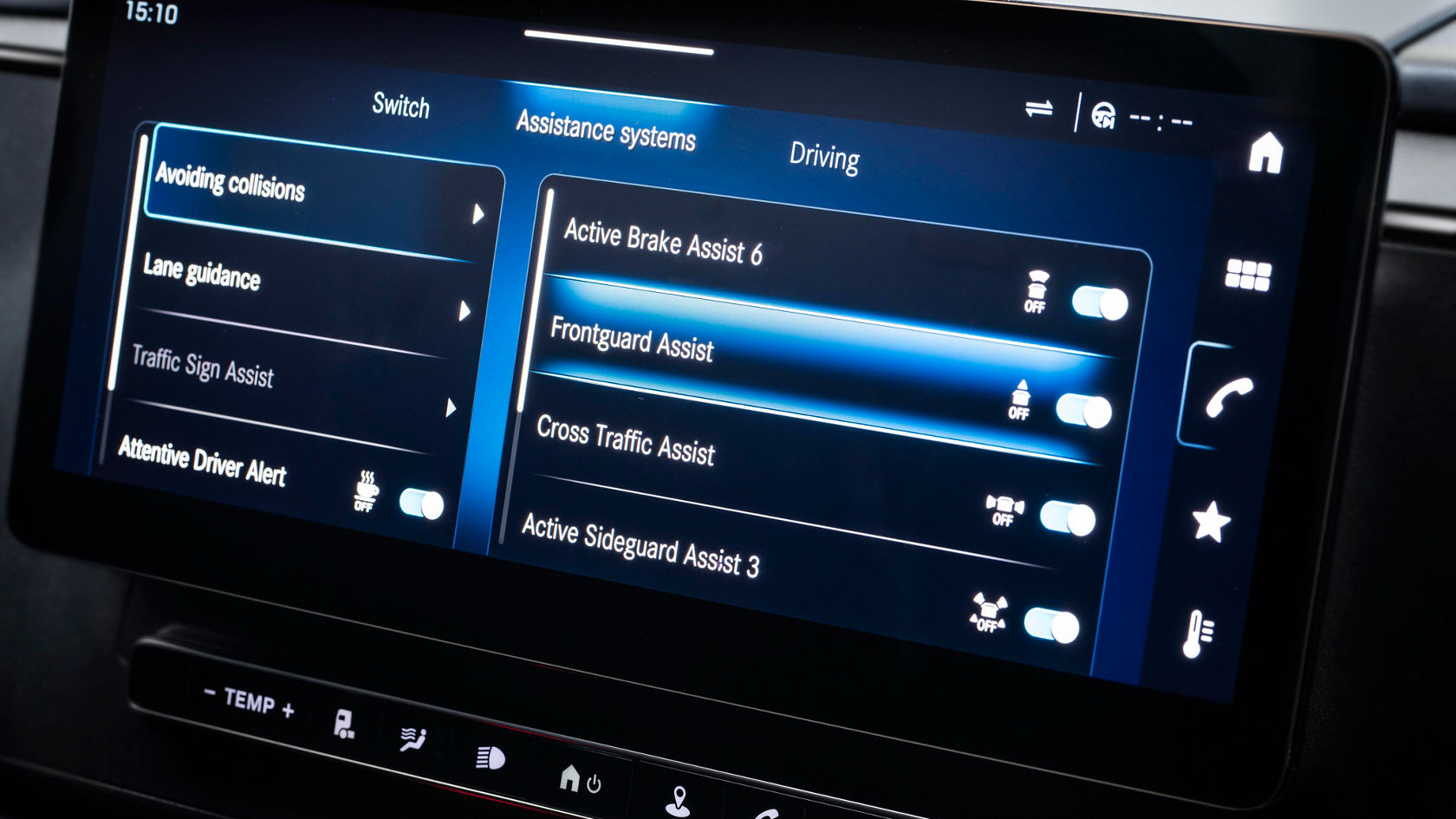 Touchdisplay im Daimler Buses Reisebus mit Assistenzsystemen, darunter Active Brake Assist 6, Frontguard Assist und Sideguard Assist angezeigt