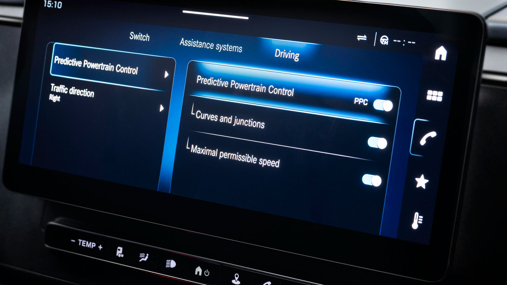 Touchdisplay im Daimler Buses Reisebus mit Menü „Predictive Powertrain Control“ und Schaltern für Kurven, Kreuzungen und Tempo