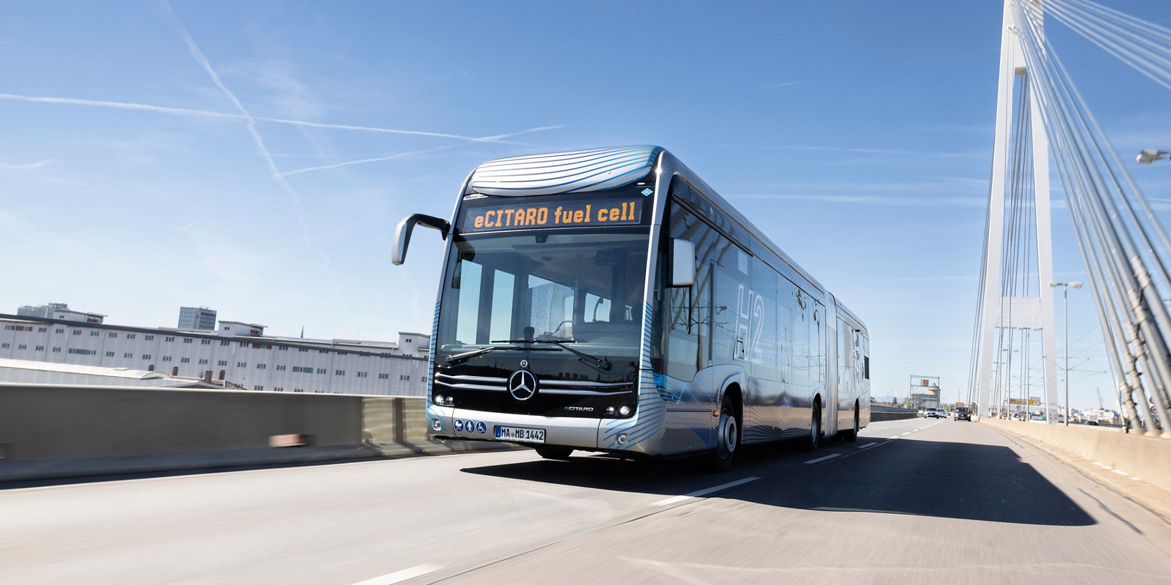 Mercedes-Benz eCitaro Fuel Cell -nivelbussi ajaa modernin sillan yli Urban-kaupunkiliikenteessä.