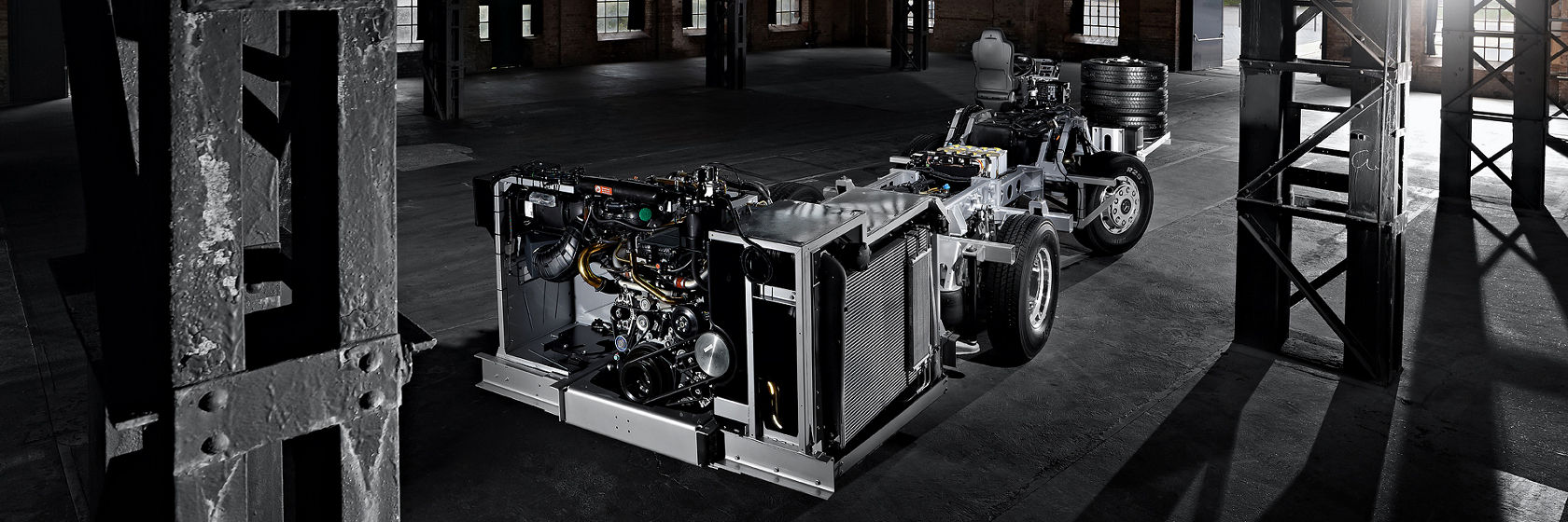 Mercedes‑Benz Bus‑Chassis mit freiliegendem Motor und Rahmen in Industriehalle